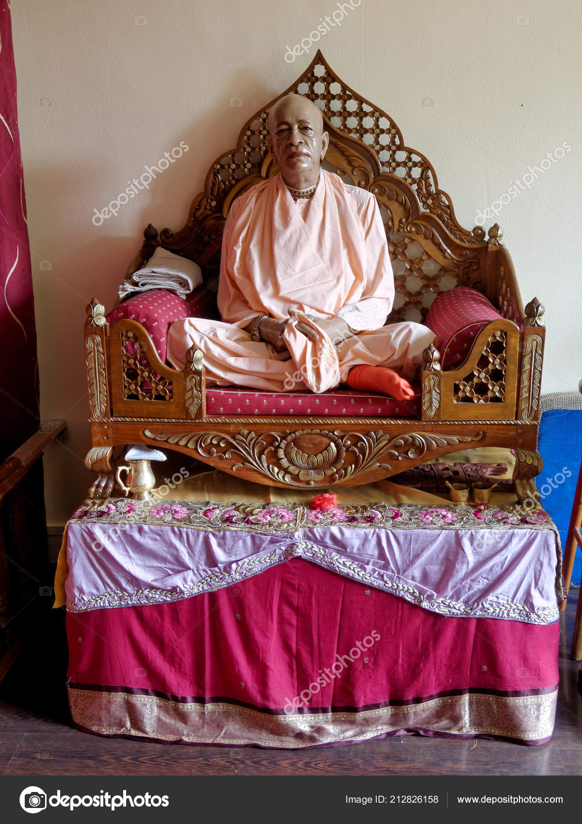 Paris Agosto Templo Hare Krishna Chamado 'Iskcon Radha Parisisvara' França  — Fotografia de Stock Editorial © padmak #212826158